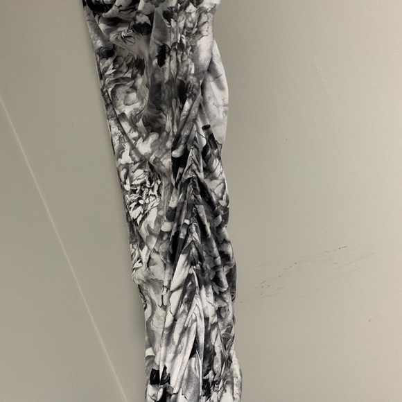 (2/$20) H&M Lg Rutched Patterned Sleeveless top - Picture 6 of 6